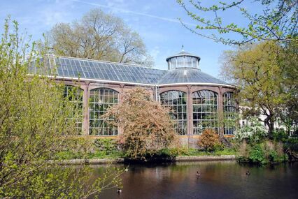 Exterior view of the Hortus Botanicus and a lake in the front