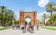 Bike tour group in front of the Arco de Triunfo