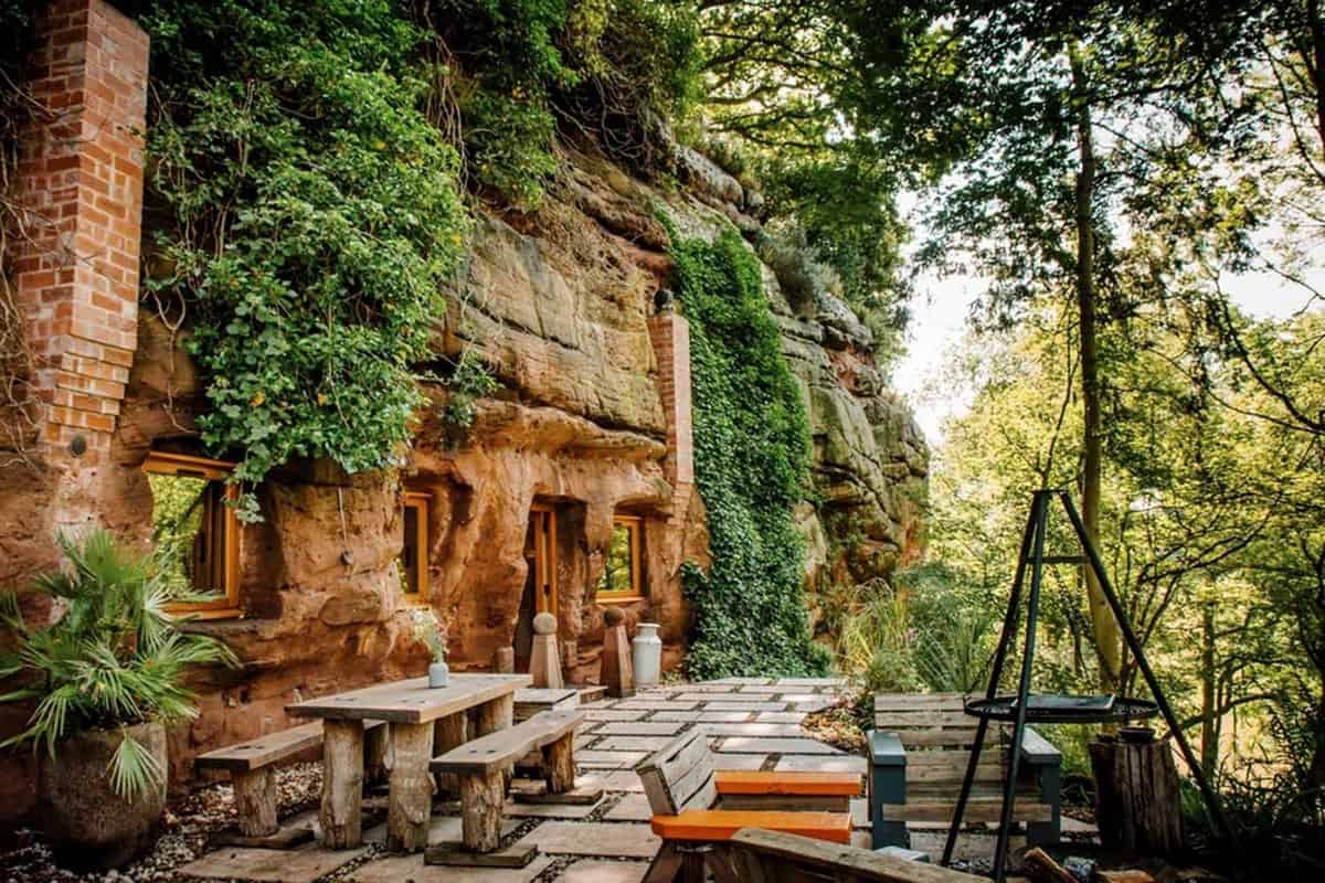 The Rockhouse Retreat [woodland cave house]