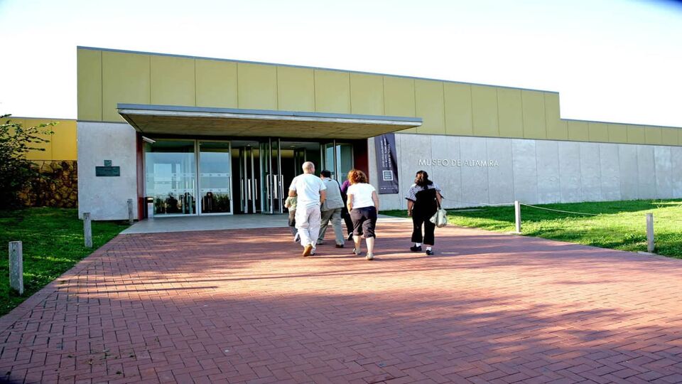 people walking into the museum entrance
