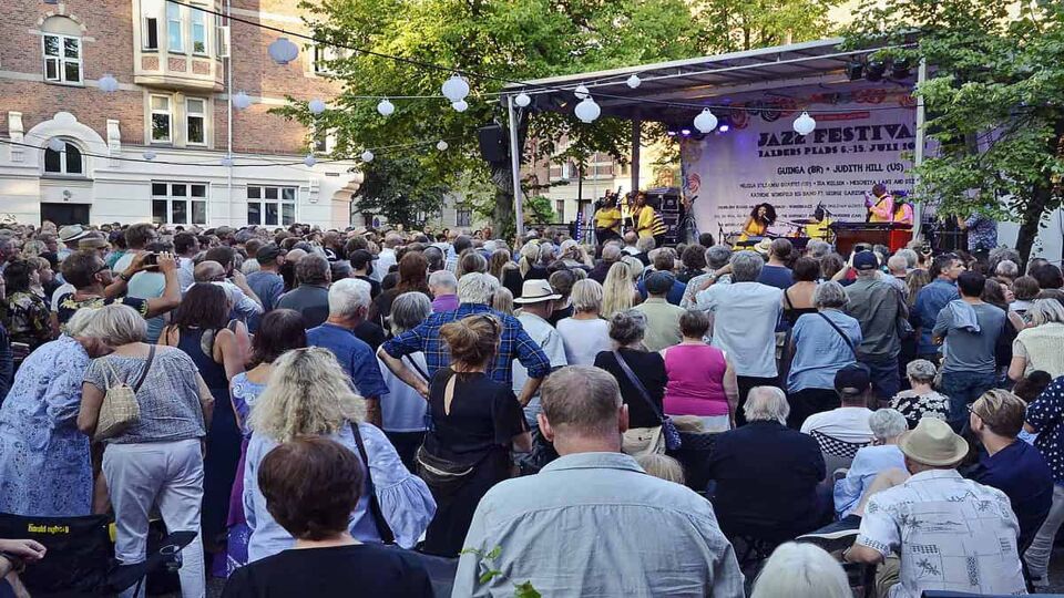 The show of Judith Hill at the time of Bladers Plads Jazz Festival, with the back of the audience in the foreground