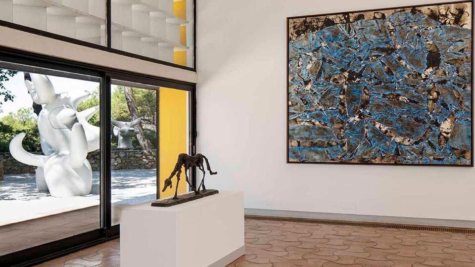 Abstract painting and sculpture of dog in a gallery