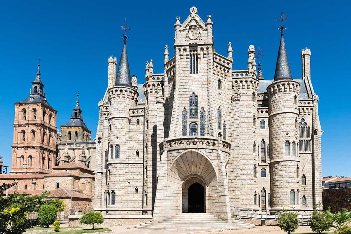 Episcopal Palace of Astorga, is a building by Catalan architect Antoni Gaudi, built between 1889 and 1913.