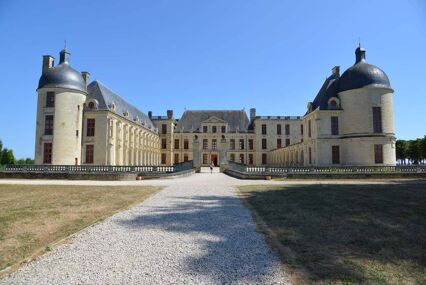Front facade of the imposing chateau, built in a 'U' shape