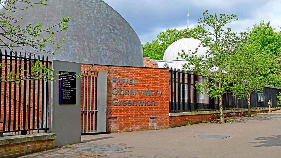 External view of the entrance with the domed planetarium behind