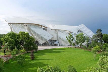 External view of the modern building of the Louis Vuitton Foundation