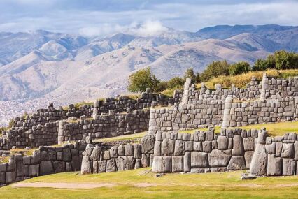View of the Sacsayhuamán ruins, with mountains in the background