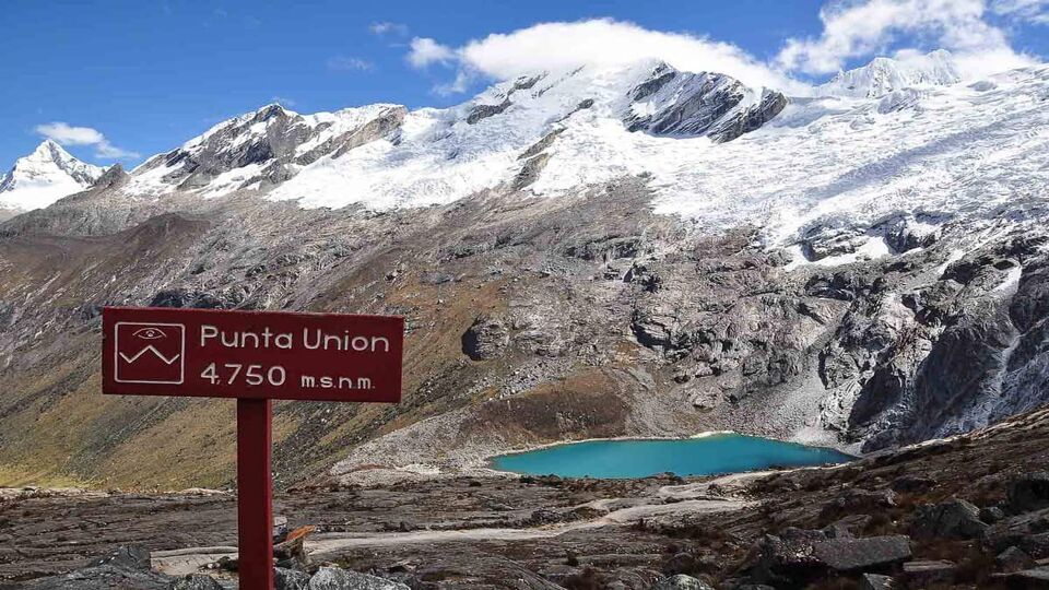 A turquoise lake and snow-capped mountains at Punta Union Pass
