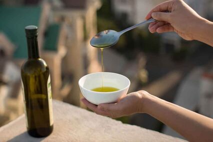 Olive oil tasting at Moulin Castelas