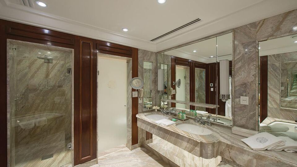 Large ensuite with tiled marble walls