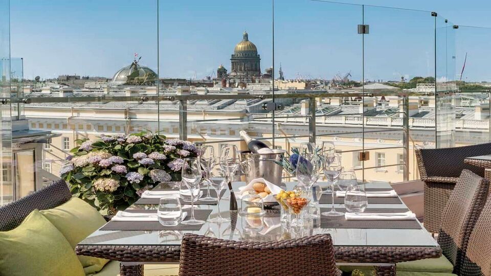 Rooftop restaurant with city view day