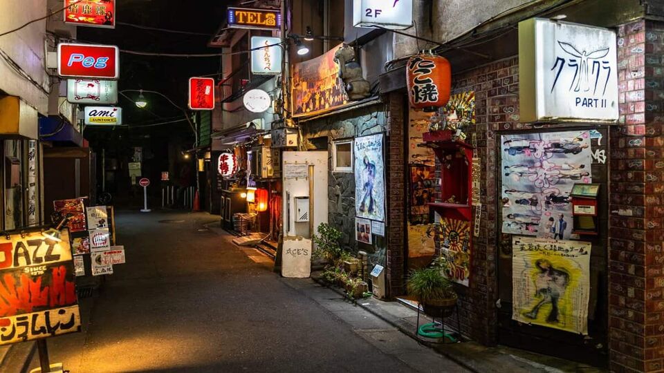 Night view of an alley in Golden Gai, an area of Shinjuku district filled with pubs, clubs and restaurants.