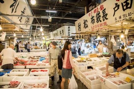 Merchants sale seafood in Tsukiji fish market