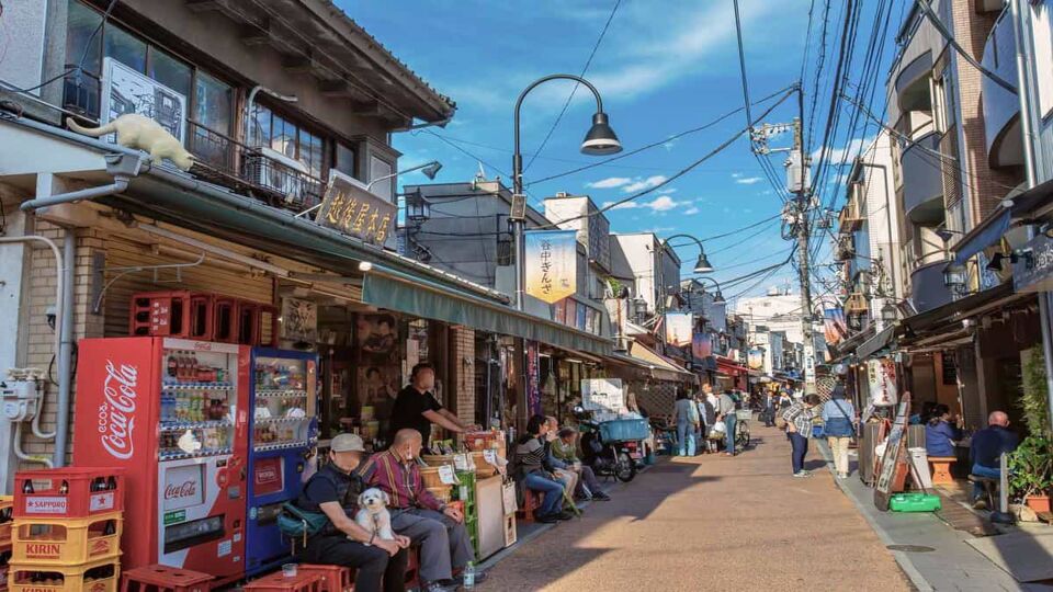 Yanaka Ginza is one of the few districts in Tokyo where the shitamachi atmosphere, an old town ambience reminiscent of Tokyo from past decades, still survives