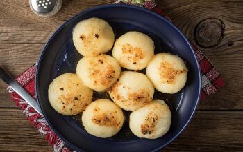 Dombolo - Potato dumplings with meat on a plate.