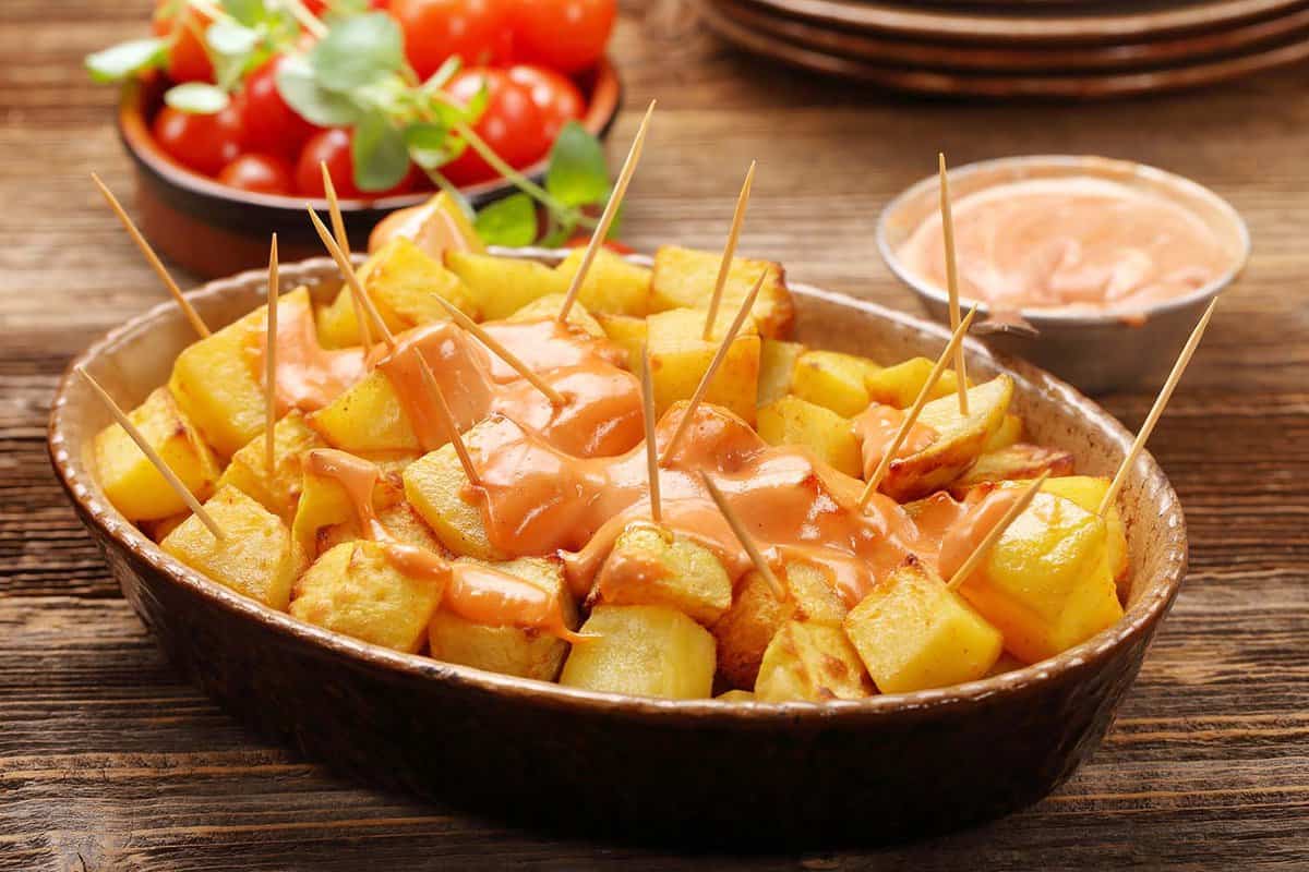 cubed potatoes covered in spicy pink mayonaisse