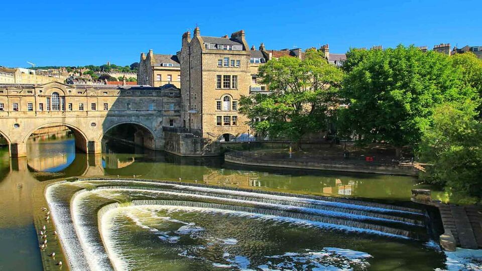 View of a river weir with the Pulteney bBridge behind