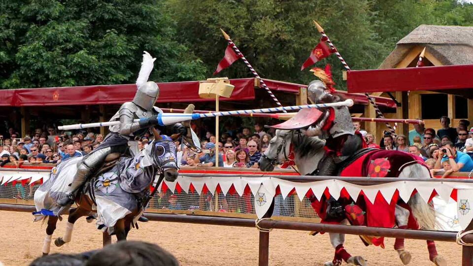 Two knights jousting infront of crowds