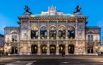 Wien opera building facade at early night