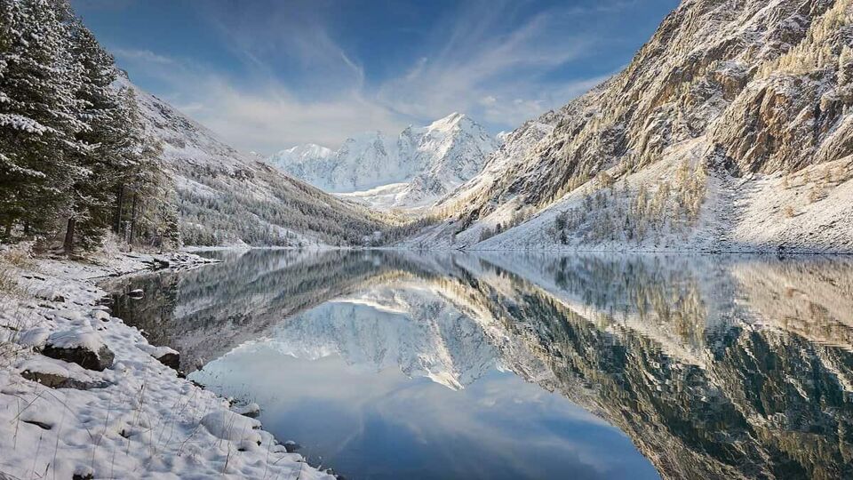 Snow-covered winter mountain lake, Russia, Siberia, Altai mountains, Chuya ridge.